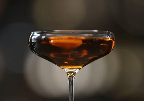 Manhattan revisité : le cocktail qui surprend les puristes