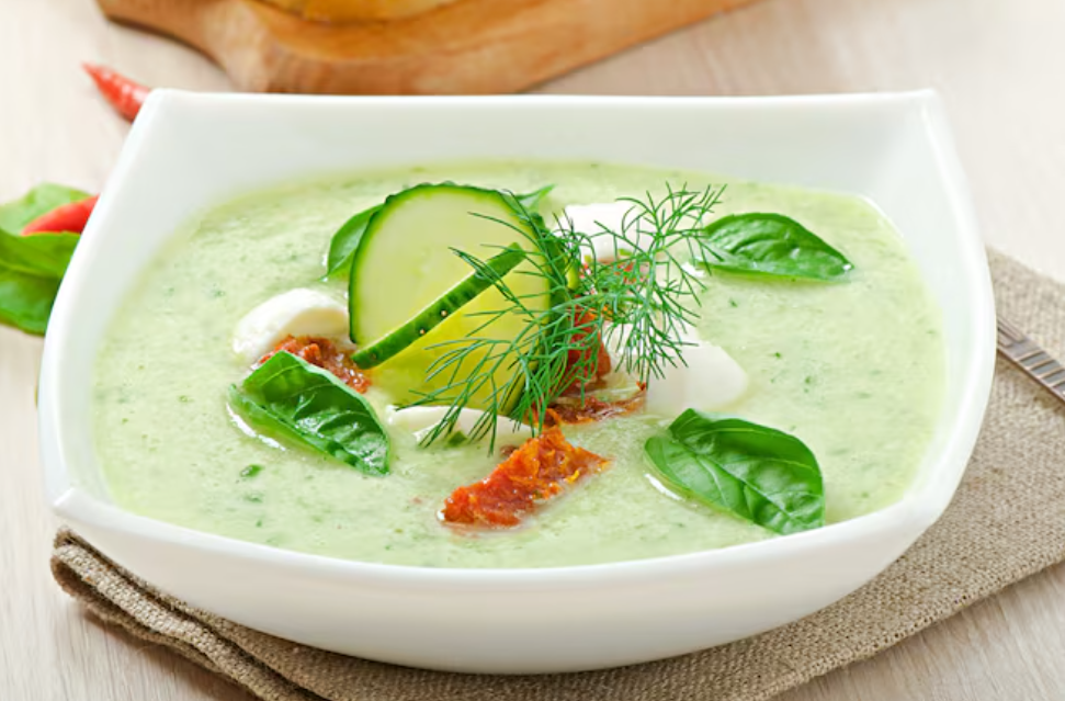 Soupe froide de concombre à la menthe fraîche